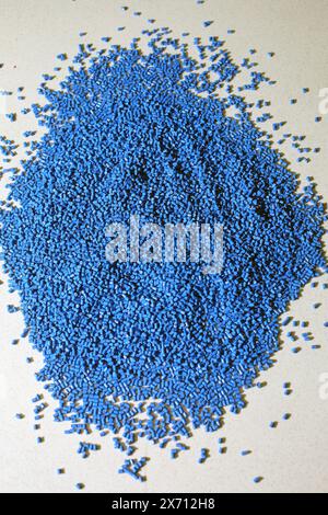 Pile de granules de polymère plastique bleu isolé sur fond blanc Banque D'Images