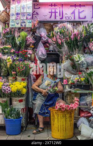 Femmes vendant des fleurs au marché à Hong Kong, en Asie Banque D'Images