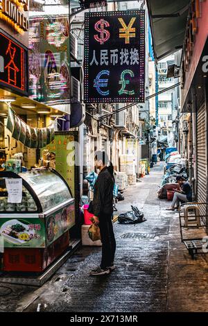 Ruelle avec signe de change d'argent à Hong Kong, Chine, Asie Banque D'Images