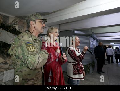 KHARKIV, UKRAINE - 16 MAI 2024 - les participants à la Journée Vyshyvanka dans le donjon événement pour célébrer la Journée mondiale Vyshyvanka, Kharkiv, dans le nord-est de l'Ukraine. Banque D'Images