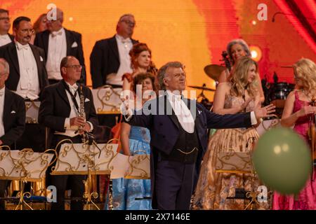 LEEDS, ROYAUME-UNI. 16 avril 2024. Andre Rieu et son Johann Strauss Orchestra, tournée britannique 2024 crédit : Paul Whitehurst//PBW Media/Alamy Live News Banque D'Images