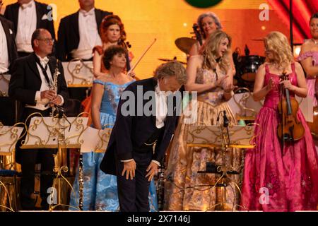 LEEDS, ROYAUME-UNI. 16 avril 2024. Andre Rieu et son Johann Strauss Orchestra, tournée britannique 2024 crédit : Paul Whitehurst//PBW Media/Alamy Live News Banque D'Images