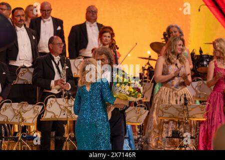 LEEDS, ROYAUME-UNI. 16 avril 2024. Andre Rieu et son Johann Strauss Orchestra, tournée britannique 2024 crédit : Paul Whitehurst//PBW Media/Alamy Live News Banque D'Images