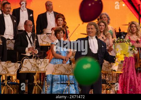 LEEDS, ROYAUME-UNI. 16 avril 2024. Andre Rieu et son Johann Strauss Orchestra, tournée britannique 2024 crédit : Paul Whitehurst//PBW Media/Alamy Live News Banque D'Images