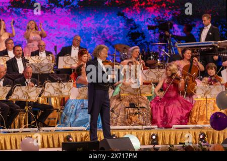 LEEDS, ROYAUME-UNI. 16 avril 2024. Andre Rieu et son Johann Strauss Orchestra, tournée britannique 2024 crédit : Paul Whitehurst//PBW Media/Alamy Live News Banque D'Images