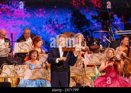 LEEDS, ROYAUME-UNI. 16 avril 2024. Andre Rieu et son Johann Strauss Orchestra, tournée britannique 2024 crédit : Paul Whitehurst//PBW Media/Alamy Live News Banque D'Images