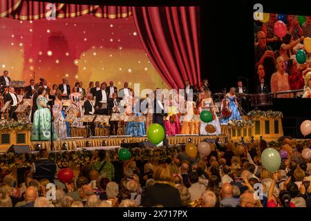 LEEDS, ROYAUME-UNI. 16 avril 2024. Andre Rieu et son Johann Strauss Orchestra, tournée britannique 2024 crédit : Paul Whitehurst//PBW Media/Alamy Live News Banque D'Images