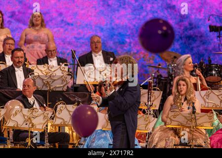 LEEDS, ROYAUME-UNI. 16 avril 2024. Andre Rieu et son Johann Strauss Orchestra, tournée britannique 2024 crédit : Paul Whitehurst//PBW Media/Alamy Live News Banque D'Images