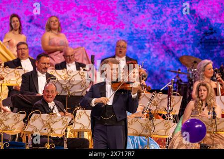 LEEDS, ROYAUME-UNI. 16 avril 2024. Andre Rieu et son Johann Strauss Orchestra, tournée britannique 2024 crédit : Paul Whitehurst//PBW Media/Alamy Live News Banque D'Images