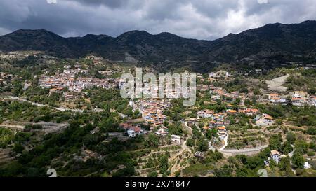 Vue aérienne par drone du village de montagne Agros, district de Limassol, Chypre. Banque D'Images