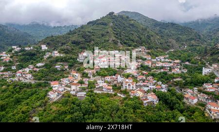 Vue aérienne par drone du village de Moutoullas dans la vallée de Marathasa, district de Nicosie, République de Chypre Banque D'Images