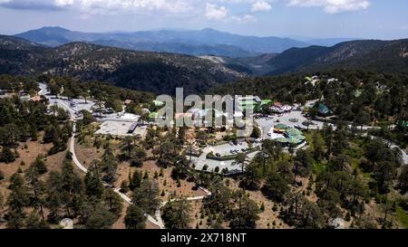 Vue aérienne par drone de la place Troodos, Mont Olympe, République de Chypre Banque D'Images