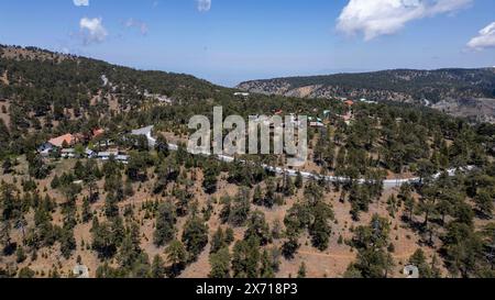 Vue aérienne par drone de la place Troodos, Mont Olympe, République de Chypre Banque D'Images