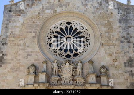 OTRANTE, ITALIE, 14 JUILLET 2022 - détail de la rosace de la cathédrale Santa Maria Annunziata dans le centre-ville d'Otrante, province de Lecce, Banque D'Images