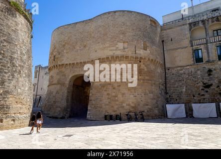 OTRANTE, ITALIE, 14 JUILLET 2022 - Tour Alphonsine (Torre Alfonsina) d'Otrante, province de Lecce, Pouilles, Italie Banque D'Images