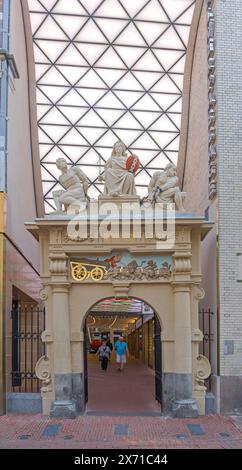 Amsterdam, pays-Bas - 16 mai 2018 : monument historique de la porte Castigatio du XVIe siècle, monument Rasphuispoort de la rue Heiligeweg. Banque D'Images