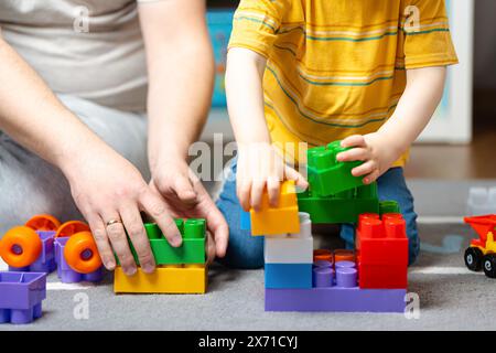 Petit garçon jouant constructeur avec papa. Passer du temps avec les enfants. Activités éducatives pour les enfants. Chambre d'enfants. À l'intérieur Banque D'Images