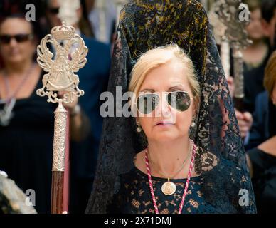 Tolède, Espagne, 19 juin 2014 : élégance et dévotion : un aperçu de la procession du Corpus Christi Banque D'Images