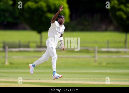 Jofra Archer de Sussex célèbre avoir pris le guichet d'Ekansh Singh de Kent (non représenté) lors du deuxième XI Championship match au County Ground, Beckenham, Londres. Date de la photo : vendredi 17 mai 2024. Banque D'Images