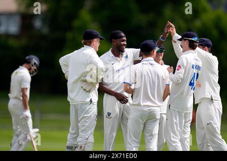 Jofra Archer de Sussex célèbre avoir pris le guichet d'Ekansh Singh de Kent (non représenté) lors du deuxième XI Championship match au County Ground, Beckenham, Londres. Date de la photo : vendredi 17 mai 2024. Banque D'Images