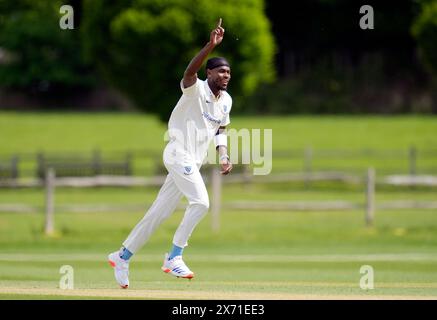 Jofra Archer de Sussex célèbre avoir pris le guichet d'Ekansh Singh de Kent (non représenté) lors du deuxième XI Championship match au County Ground, Beckenham, Londres. Date de la photo : vendredi 17 mai 2024. Banque D'Images