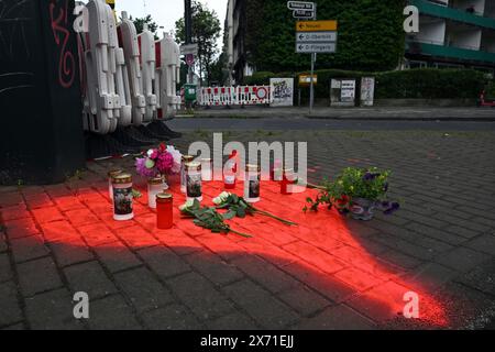 Duesseldorf, Allemagne. 17 mai 2024. Bougies et fleurs gisent dans un cœur rouge pulvérisé sur le trottoir. Suite à l’explosion et à l’incendie dévastateur d’un immeuble résidentiel et commercial à Düsseldorf qui a fait trois morts, la police poursuit son enquête vendredi. L'accent reste mis sur la cause encore peu claire de l'explosion et de l'incendie qui a suivi. Crédit : Federico Gambarini/dpa/Alamy Live News Banque D'Images