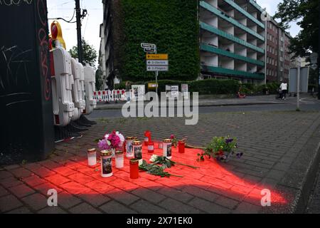 Duesseldorf, Allemagne. 17 mai 2024. Bougies et fleurs gisent dans un cœur rouge pulvérisé sur le trottoir. Suite à l’explosion et à l’incendie dévastateur d’un immeuble résidentiel et commercial à Düsseldorf qui a fait trois morts, la police poursuit son enquête vendredi. L'accent reste mis sur la cause encore peu claire de l'explosion et de l'incendie qui a suivi. Crédit : Federico Gambarini/dpa/Alamy Live News Banque D'Images