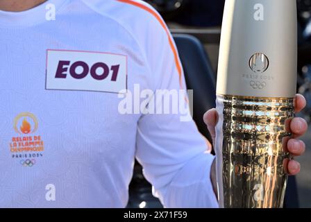 Toulouse, France. 17 mai 2024. © PHOTOPQR/LA DEPECHE DU MIDI/LAURENT DARD ; TOULOUSE ; 17/05/2024 ; DDM LAURENT DARD RELAIS DE LA FLAMME OLYMPIQUE 2024 JEUX OLYMPIQUES PREMIERE ETAPE EN HAUTE GARONNE A REVEL JÉRÔME BERNARD HAUTE-GARONNE, FRANCE, 17 MAI 2024 RELAIS DE LA FLAMME OLYMPIQUE. *** Légende locale *** crédit : MAXPPP/Alamy Live News Banque D'Images