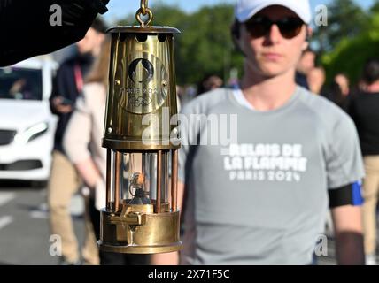 Toulouse, France. 17 mai 2024. © PHOTOPQR/LA DEPECHE DU MIDI/LAURENT DARD ; TOULOUSE ; 17/05/2024 ; DDM LAURENT DARD RELAIS DE LA FLAMME OLYMPIQUE 2024 JEUX OLYMPIQUES PREMIERE ETAPE EN HAUTE GARONNE A REVEL HAUTE-GARONNE, FRANCE, 17 MAI 2024 RELAIS DE LA FLAMME OLYMPIQUE. *** Légende locale *** crédit : MAXPPP/Alamy Live News Banque D'Images