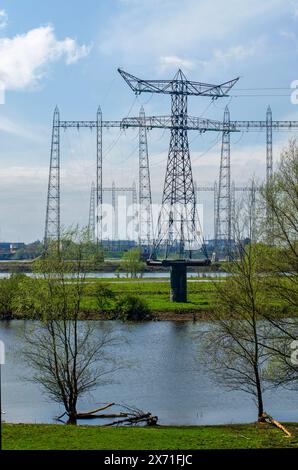 Vue sur les plaines inondables de la rivière Waal près de Nimègue, aux pays-Bas avec beaucoup de pylônes à haute tension et de lignes électriques Banque D'Images