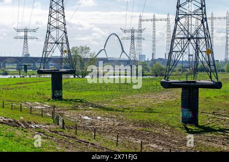 Deux pylônes haute tension en acier, placés sur pilotis en béton pour la protection contre les inondations dans les plaines inondables de la rivière Waal près de Nimègue, aux pays-Bas Banque D'Images