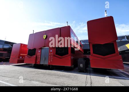 Imola, Italie. 17 mai 2024. Camions Ferrari dans le paddock. Championnat du monde de formule 1, Rd 7, Grand Prix d'Emilie Romagne, vendredi 17 mai 2024. Imola, Italie. Crédit : James Moy/Alamy Live News Banque D'Images