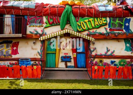 Fun Fair Art on Saffron Walden Common avril-mai 2024 Fun Fair Art traditionnel exposé à J W Harris and sons Fun Fair on Saffron Walden Common for Banque D'Images