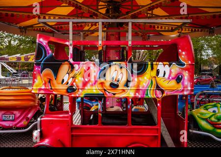 Fun Fair Art on Saffron Walden Common avril-mai 2024 Fun Fair Art traditionnel exposé à J W Harris and sons Fun Fair on Saffron Walden Common for Banque D'Images