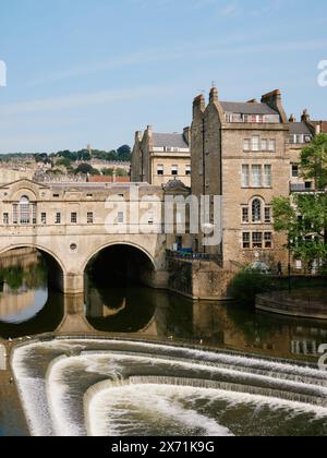 Pulteney Bridge est un pont sur la rivière Avon à Bath, en Angleterre. Banque D'Images