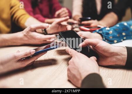 Groupe d'amis utilisant des smartphones - interaction avec les médias sociaux - connexion numérique - dépendance à la technologie, activité de groupe - téléphones mobiles, comm moderne Banque D'Images