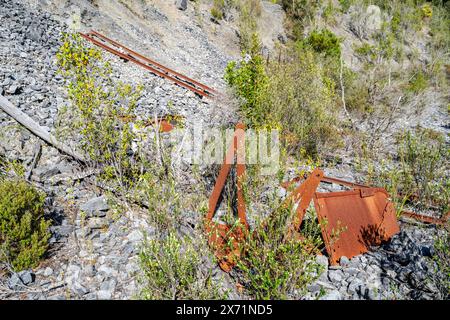 Équipement minier rouillé abandonné sur le sentier de randonnée de Mystery Creek dans le sud de la Tasmanie Banque D'Images