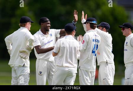 Jofra Archer de Sussex célèbre avoir pris le guichet d'Ekansh Singh de Kent (non représenté) lors du deuxième XI Championship match au County Ground, Beckenham, Londres. Date de la photo : vendredi 17 mai 2024. Banque D'Images