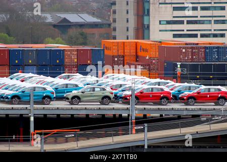 Plus de 150 SUV électriques chinois BYD Atto 3 stationnés dans une zone de détention de véhicules, en attente de traitement pour la distribution au Royaume-Uni et la livraison par des transporteurs de voitures. Banque D'Images
