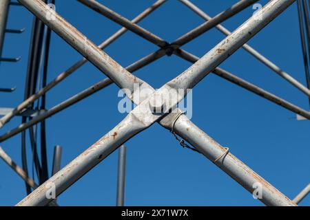 Détails de pylône en acier, structure réticulaire d'une antenne répéteur pour les bandes radio, téléphoniques et de communication. Tirants et écrous en acier inoxydable. Banque D'Images