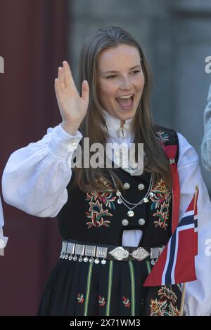 Oslo, Norvège 17 mai 2024 Princesse Ingrid Alexandre de Norvège devant leur maison à Skaugum, Asker pendant le défilé des enfants, Norvège. Crédit : Nigel Waldron/Alamy Live News Banque D'Images