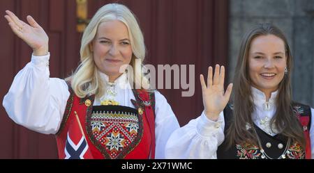 Oslo, Norvège 17 mai 2024 Princesse héritière mette Marit de Norvège, Princesse Ingrid Alexandre de Norvège devant leur maison à Skaugum, Asker pendant la parade des enfants, Norvège. Crédit : Nigel Waldron/Alamy Live News Banque D'Images