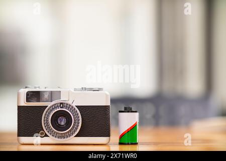 Appareil photo de film de style vintage est assis sur la table dans le bureau c'est l'appareil photo de film qui a été préparé pour les photographes prendre et enregistrer des photos parce que les caméras de film h Banque D'Images