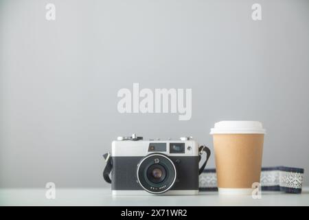 Appareil photo de film de style vintage est assis sur la table dans le bureau c'est l'appareil photo de film qui a été préparé pour les photographes prendre et enregistrer des photos parce que les caméras de film h Banque D'Images