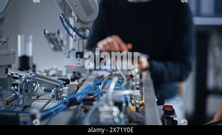 Étudiant masculin tapant sur tablette alors que son camarade de classe examine les détails de l'ordinateur et partage des idées. Adolescent asiatique tenant Microchip. Technologies modernes, science et concept en développement. Gros plan. Banque D'Images