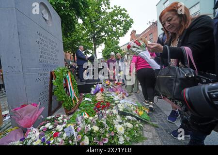 Des membres de la famille déposent des couronnes et des fleurs lors d'une cérémonie au Mémorial aux victimes des attentats de Dublin et Monaghan sur Talbot Street à Dublin, pour marquer le 50e anniversaire des attentats de Dublin et Monaghan. Date de la photo : vendredi 17 mai 2024. Banque D'Images