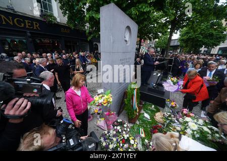 Des membres de la famille déposent des couronnes et des fleurs lors d'une cérémonie au Mémorial aux victimes des attentats de Dublin et Monaghan sur Talbot Street à Dublin, pour marquer le 50e anniversaire des attentats de Dublin et Monaghan. Date de la photo : vendredi 17 mai 2024. Banque D'Images