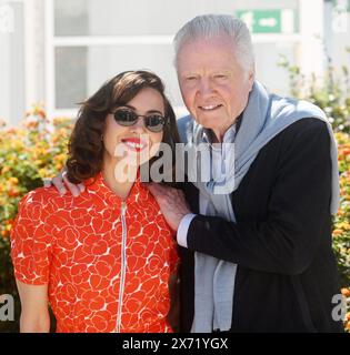 Cannes, France. 17 mai 2024. L’actrice américaine Aubrey Plaza et l’acteur Jon Voight assistent à l’appel photo de Megalopolis au 77e Festival de Cannes, France, le vendredi 17 mai 2024. Photo de Rune Hellestad/ crédit : UPI/Alamy Live News Banque D'Images