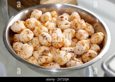 pain au fromage avec de la viande servi sur un plateau en métal sur la table - cuisine brésilienne - focus sélectif Banque D'Images