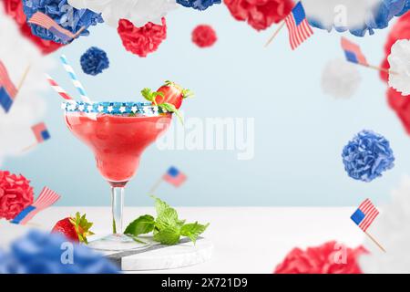 4 juillet arrière-plan des vacances. Cocktail patriotique et vol ou lévitation USA boules de papier décoratif et petits drapeaux, couleurs rouge, bleu et blanc AME Banque D'Images